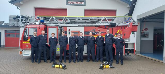 Die sechs Angehörigen der Feuerwehr Niederkassel, die den Lehrgang mit Atemschutzgerät absolvierten, mit ihren Ausbildern.  | Foto: Feuerwehr
