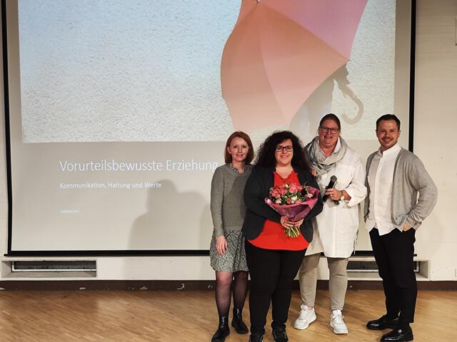 Alle Beteiligten erhielten wichtige Impulse für ihre Arbeit und bedankten sich abschließend bei der Referentin mit einem Blumenstrauß. | Foto: Stadt Niederkassel