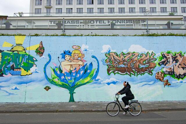 Aktuell werden die Skizzen für das Sommer-Mural an der Graffiti-Wand am Brassertufer aufgemalt und optisch miteinander verbunden.  | Foto: Sascha Engst/Bundesstadt Bonn