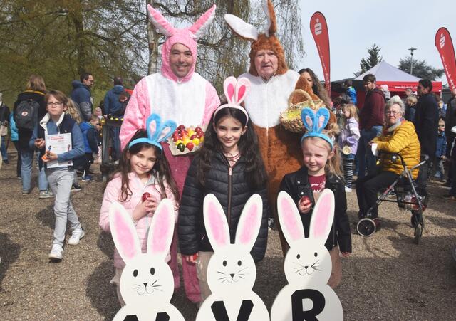 Die Senior-Osterhasen Jogi (l.) und Kurt (r.) freuen sich über den Besuch der jungen Kolleginnen.  | Foto: Mülhausen