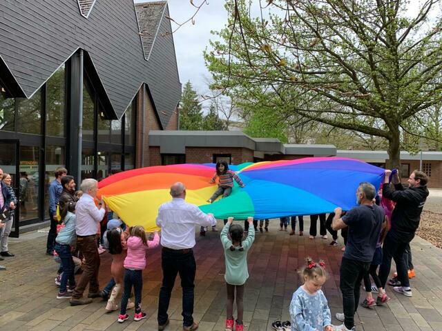 Strahlende und manchmal auch angestrengte Gesichter gab es zum Schluss bei den Schwungtuchspielen. | Foto: Lions Club hürth