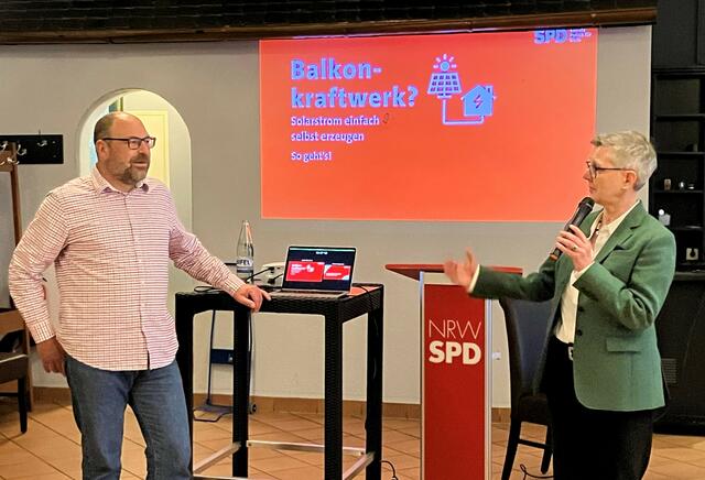 Referent Dirk Heiden und die Vorsitzende der Rhein-Erft SPD, Heike Steinhäuser. | Foto: Johannes Stracke