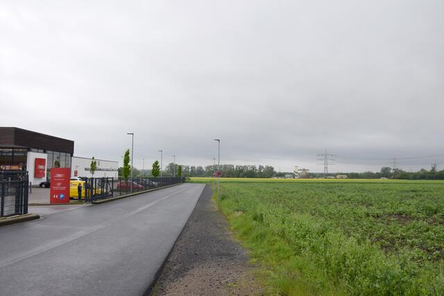 Der Kreis sieht den angedachten Standort zwischen Köttingen und Kierdorf in der Nähe des Lebensmittelmarktes als nicht genehmigungsfähig. | Foto: Düster