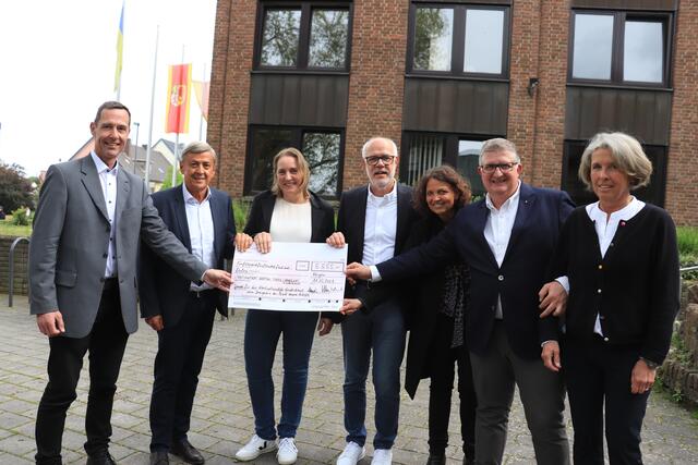Prinz Jakob Tillenburg (Mitte) und seine Mitstreiter haben 5.555 Euro zur Bekämpfung der Kinderarmut in der Kolpingstadt Kerpen gespendet. | Foto: Zingsheim