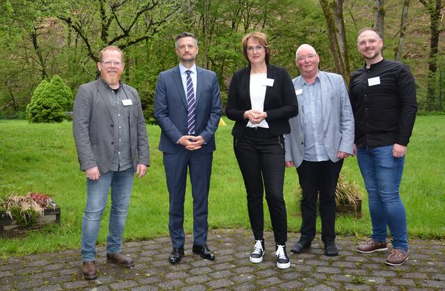 Jörg Büscher, Sascha Klein, Simone Ufer, Thomas Döpp, Christoph Manuel Christophery (v.l.).  | Foto: © Klinikum Oberberg