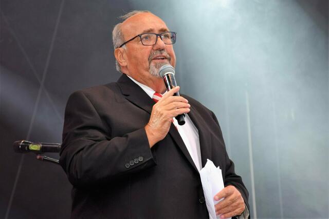 Heinz-Gert „Bärchen“ Sester als Moderator der Kölschen Nacht am Otto-Maigler-See.  | Foto: Archiv/kda