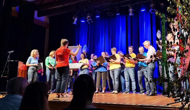 Gelungenes Konzert in der Galerie am Schloss: Der Chor „Aufbruch“ begeisterte sein Publikum.   | Foto: Franz Merzbach