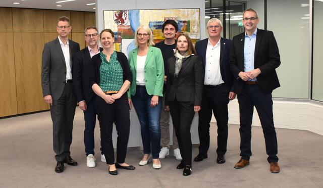 Das Foto zeigt von links nach rechts: Ralf Klösges, Regionalvorstand der Kreissparkasse Köln; Thomas Wagner, Dezernent für Schule, Bildung, Kultur und Sport, Alice von Bülow, Sozialdezernentin der Stadt Bornheim; Claudia Wieja, Bürgermeisterin der Stadt Lohmar; Mario Dahm, Bürgermeister der Stadt Hennef; Tanja Gaspers, erste Beigeordnete der Stadt Troisdorf; Landrat Sebastian Schuster und Stefan Rosemann, Bürgermeister der Stadt Siegburg. | Foto: Rhein-Sieg-Kreis