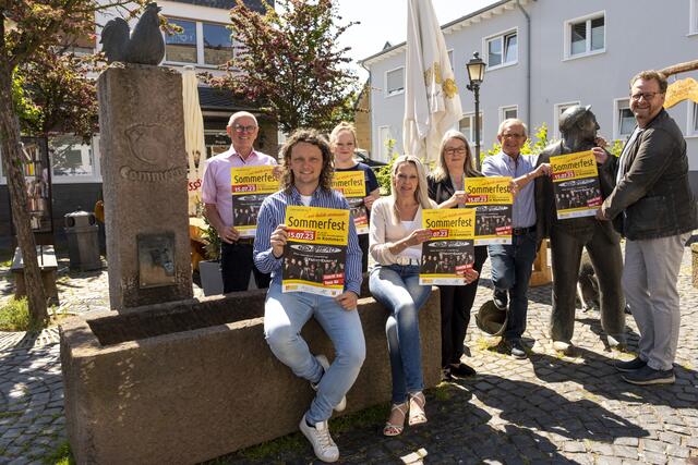 Die Vorfreude auf das Sommerfest in Kommern ist bei allen Beteiligten groß. Das Programm stellten vor: Mechernichs Dezernent Ralf Claßen (v.l.), Björn Schäfer vom Kommerner Vereinskartell, ASB-Mitarbeiterin Vera Franzen, Mechernichs Teamleiterin Politik und Bürgermeisterbüro, Manuela Holtmeier, ASB-Mitarbeiterin Ute-Andrea Ludwig, Ortsbürgermeister Rolf Jaeck und ASB-NRW-Geschäftsführer Dr. Stefan Sandbrink.  | Foto: Ronald Larmann/pp/Agentur ProfiPress