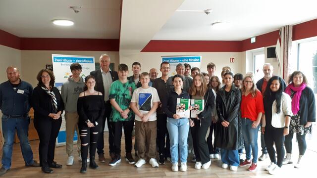 Die Engelskirchener Schülerinnen und Schüler erhielten Sozialführerscheine für ihre erfolgreiche Teilnahme am Projekt der Ehrenamtsinitiative Weitblick des Oberbergischen Kreises.  | Foto: OBK