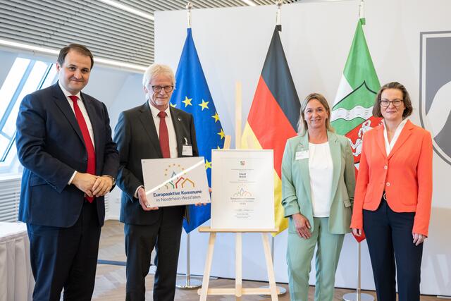Nathanael Liminski, Minister für Bundes- und Europaangelegenheiten, Internationales sowie Medien des Landes Nordrhein-Westfalen und Chef der Staatskanzlei, Dieter Freytag, Bürgermeister der Stadt Brühl, Maria Langwald, Stadt Brühl Bereich Tourismus und Partnerschaften sowie Ina Scharrenbach, Ministerin für Heimat, Kommunales, Bau und Digitalisierung des Landes Nordrhein-Westfalen (von links).  | Foto: Land NRW/Mark Hermenau