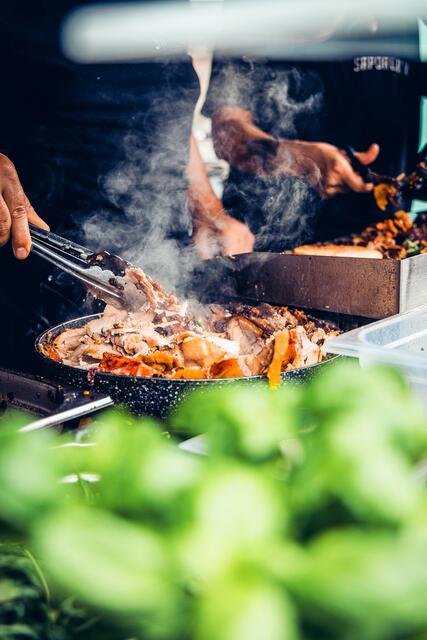 Einen saftigen Burger mit knackigem Salat und feurig würziger Sauce, köstliche Empanadas oder doch lieber fluffige Poffertjes mit süßen Toppings? | Foto: JUST Festivals Event Media GmbH