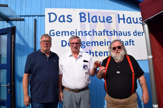 Schlüsselübergabe: Wolfgang Hinsen (Mitte) übergab das Dorfhaus an Dieter Paschmanns (rechts) und Josef Szepaniak von der Sechtemer Dorfgemeinschaft. | Foto: Frank Engel-Strebel