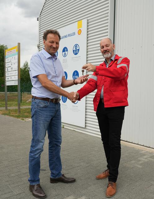 Der neue General Manager Peter Högenauer und sein Vorgänger Maarten Staals.  | Foto: Energy and Chemicals Park Rheinland