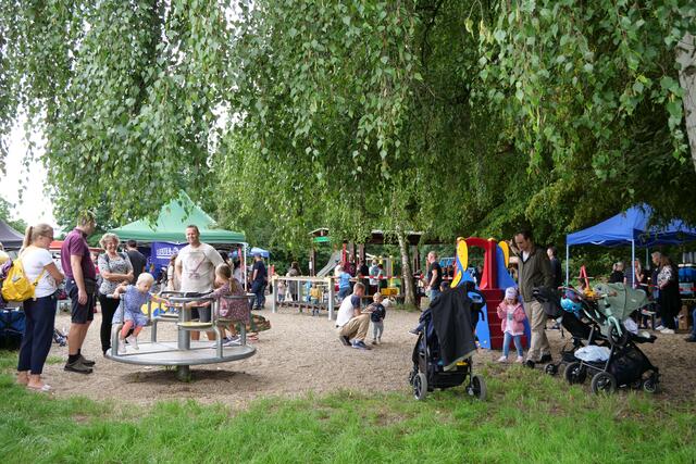 Glückliche Eltern und zufriedene Kinder auf dem VVR-Spielefest.  | Foto: Dirk Woiciech