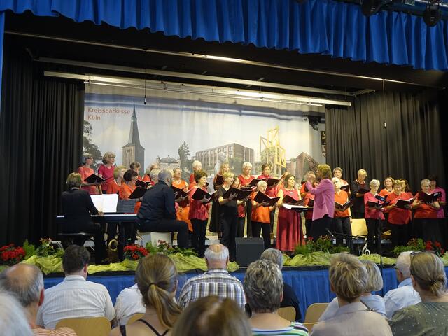 Chorleiterin Stefanie Laut-Herrmann hatte mit den Frauen ein vielfältiges Programm einstudiert, das unter anderem Lieder aus Musicals enthielt. | Foto: Bernd Laut