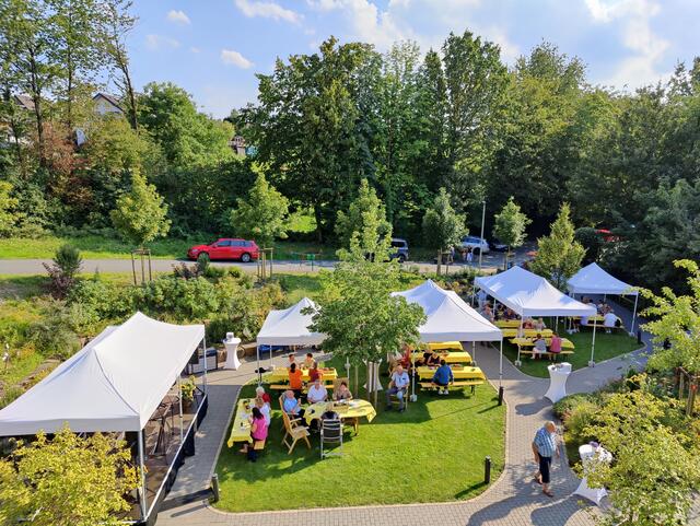 Blick in den neuen Hospizgarten des Elisabeth-Hospizes vor dem großen Besucheransturm beim Sommerfest.  | Foto: Elisabeth Hospiz