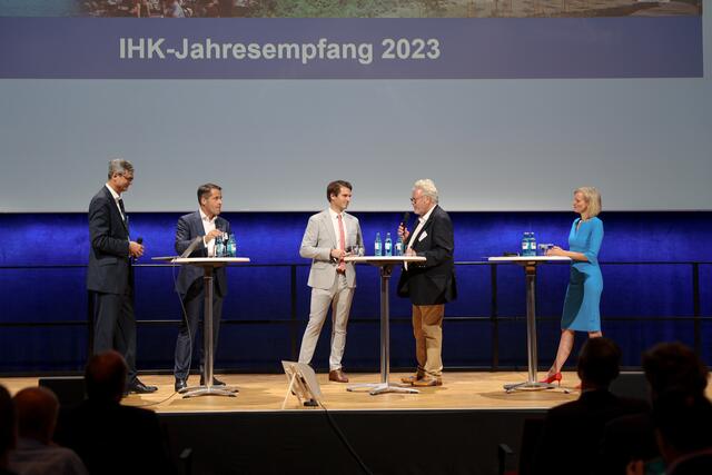 Während der Podiumsdiskussion mit Dr. Hubertus Hille (IHK-Hauptgeschäftsführer), Bernd Reifenhäuser (CEO Reifenhäuser-Gruppe), Paul Höller (Staatssekretär im NRW-Wirtschaftsministerium) und Stefan Hagen (IHK-Präsident) unter der Moderation von Sonja Fuhrmann (v.l.). | Foto: Marc John / bonn.digital