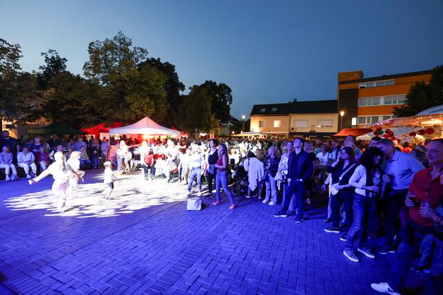 Von Deep Purple über kölsche Tön bis zu Sahne Mixx mit den Hits von Udo Jürgens: Nicht zuletzt musikalisch hatte das Meckenheimer Altstadtfest wieder viel zu bieten.  | Foto: prl