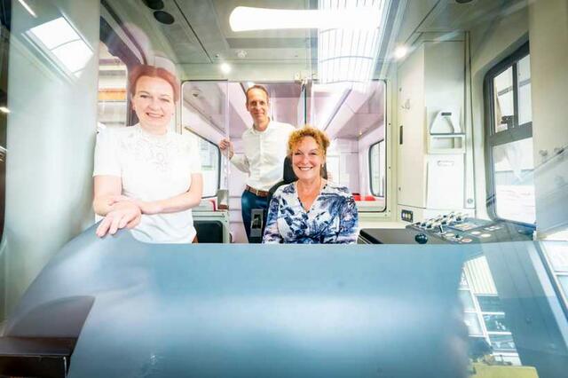 Oberbürgermeisterin und Aufsichtsratsvorsitzende von SWB Bus und Bahn, Katja Dörner, mit Bereichsleiter Bernt Junker und Geschäftsführerin Anja Wenmakers im Cockpit des Nachbaus der neuen Stadtbahnen.  | Foto: Benjamin Westhoff/Stadtwerke Bonn