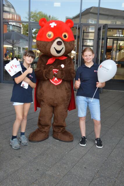 Der Mini-Helden-Bär vom Malteser Hilfsdienst zog durch die Stadt. | Foto: Ursula Willumat