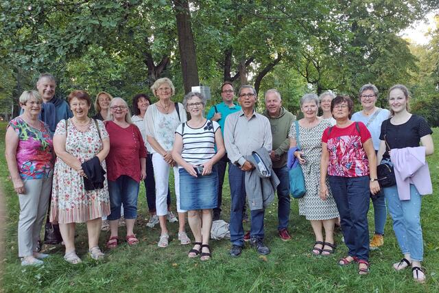 Vor dem Freundschaftsbaum im Crimmitschauer Bismarckhain traf sich die Wiehler Delegation zum Erinnerungsfoto.  | Foto: Martina Kalkum