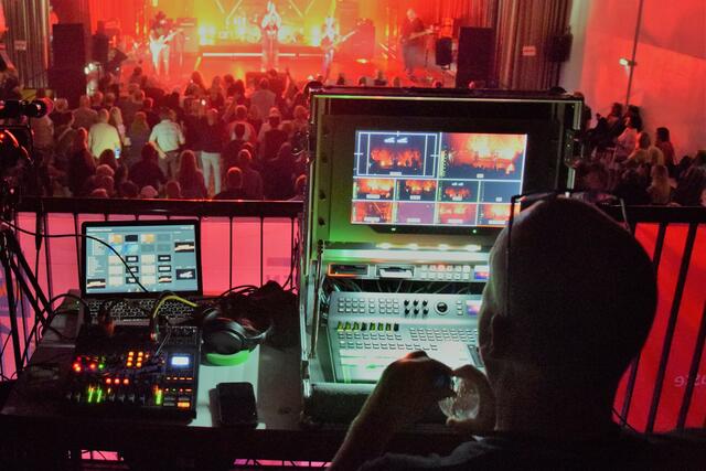 Aus sechs Kameras beobachtete Kameramann Claus Barteczko das Rockspektakel auf dem Monitor.  | Foto: Kirsten D‘Angeli