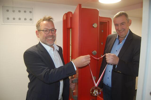 Hier ist jeder Orden sicher aufgehoben: Im Tresorraum der ehemaligen Kreissparkassen-Filiale in der Fußgängerzone überreichte KSK-Regionaldirektor Marc-Steffen Bonte (links) den Sessionsorden der Kreissparkasse an Ralf Inden, Präsident des Festkomitees Frechener Karneval. Die Orden des Festkomitees und der Kreissparkasse laufen bei unserem Wettbewerb natürlich außer Konkurrenz.  | Foto: Lars Kindermann