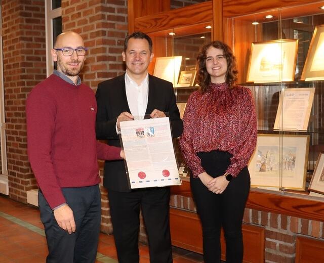 Stadtarchivar Dr. Francesco Corniani (l.) und Hannah Günterberg (r.), die die Ausstellung konzipiert hat, zeigten Bürgermeister Frank Keppeler einige Ausstellungsstücke.  | Foto: Stadt Pulheim