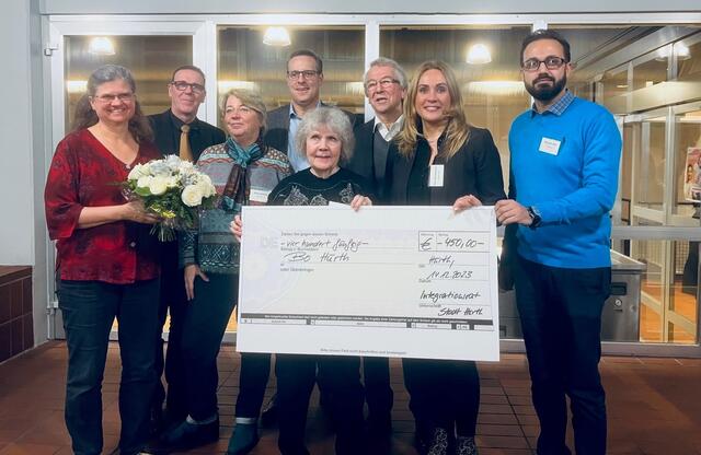 Susanne Heijligen, 1. Vorsitzende von Bo Hürth, (links) und Stellvertreterin Margit Reisewitz (Mitte) nahmen den Preis entgegen. Rechts die stellvertretende Bürgermeisterin Aylin Koacbeygrili.  | Foto: Stadt Hürth