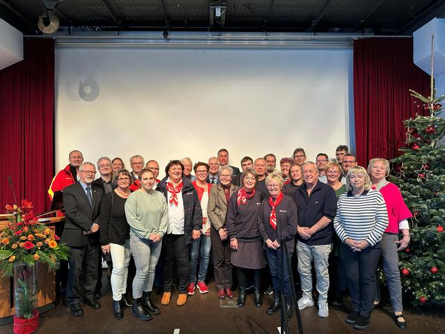 Bürgermeister Ralph Manzke (Mitte hinten), Beigeordneter Matthias Neeser (2.v.l.), erste stellv. Bürgermeisterin und Jugendhilfeausschussvorsitzende Monika Engels-Welter (2.v.r.) und der Vorsitzende des Ausschusses für Familie, Soziales, Gesundheit und Senioren, Winfried Marx (l.), mit den Preisträgerinnen und Preisträgern sowie den Ehrenamtskarteninhaberinnen und –inhabern.  | Foto: Stadt Wesseling