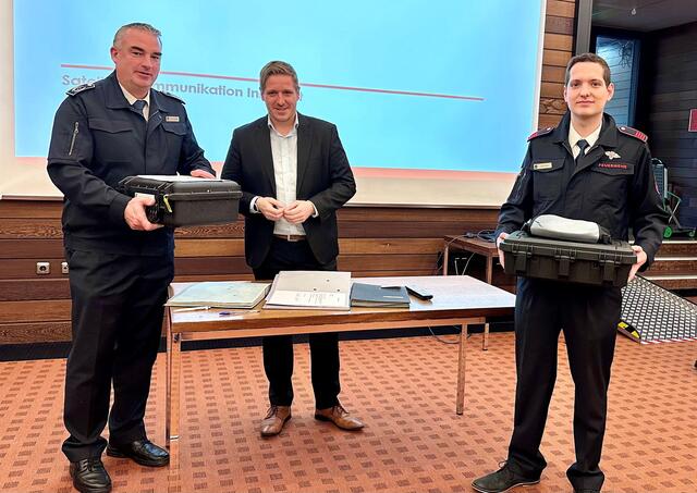 Jens Schreiber (l.), Chef der Mechernicher Feuerwehr, nahm Ende des vergangenen Jahres ein Satellitentelefon von Landrat Markus Ramers (m.) am Euskirchener Kreishaus entgegen. Zusammen mit dem „Starlink“-System konnte man so die Kommunikation in Katastrophenfällen deutlich verbessern. 			 | Foto: Wolfgang Andres/Kreis Euskirchen/pp/Agentur ProfiPress