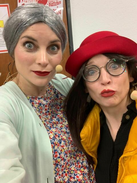 Ulrike Bisold (links) und Katja Oedekoven sorgten als „Helga und Marianne“ für jede Menge Lacher auf der Prunksitzung der „Herzblättchen“. | Foto: fes
