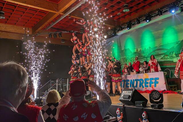 Da sprühten die Funken buchstäblich über: Der Auftritt „Fiesta de la noche“ der Showtanzgruppe „High Energy“ war ein echter Hingucker.  | Foto: fes