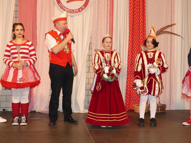 Sitzungspräsident Werner Krämer hatte alles im Griff: Noch hielt die scheidende Prinzessin Ajana I. (li.) das Zepter fest in der Hand, doch bald musste sie es an die neuen Tollitäten Inga-Lena I. und Djego I. abgeben. | Foto: Gast