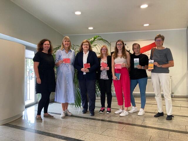 Bringen die FrauenOrte NRW nach Bonn: Dr. Miriam Mauritz, Projektverantwortliche für die FrauenOrte beim FrauenRat NRW, Stephanie Clemens-Krämer, Andrea Rupp, Vorsitzende des FrauenRates NRW, Ich selbst, Maria Weyer und Stefanie Kolzem vom Stadtmuseum und Dr. Ulrike Klens, Haus der FrauenGeschichte Bonn.  | Foto: FrauenRat NRW/Bundesstadt Bonn