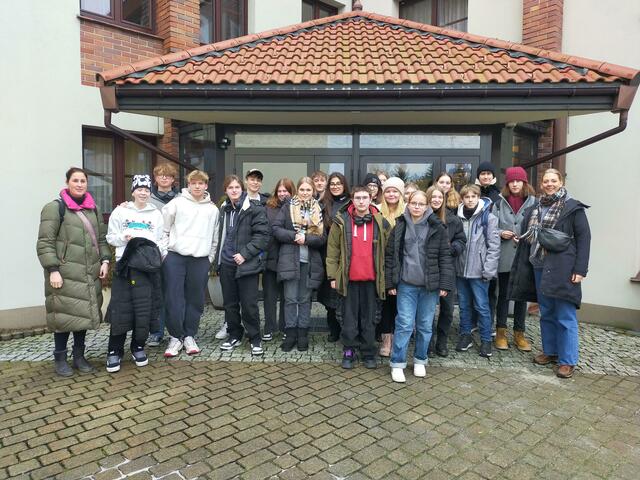 Vor ihrer Unterkunft in Kerpens Partnerstadt Oświęcim stellten sich die Kerpener Gesamtschüler und ihre Lehrerinnen für ein Foto auf. | Foto: Beata Seres