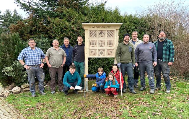 Nach monatelangen Planungen steht es endlich: das neue Wachendorfer „Wildbienenhotel“. Errichtet hatte es der „Bürgerverein Wachendorf“ mit der Schreinerei Bernd Abel. Das Land hatte die Aktion darüber hinaus mit dem „Heimat-Scheck“ unterstützt.  | Foto: Privat/pp/Agentur ProfiPress