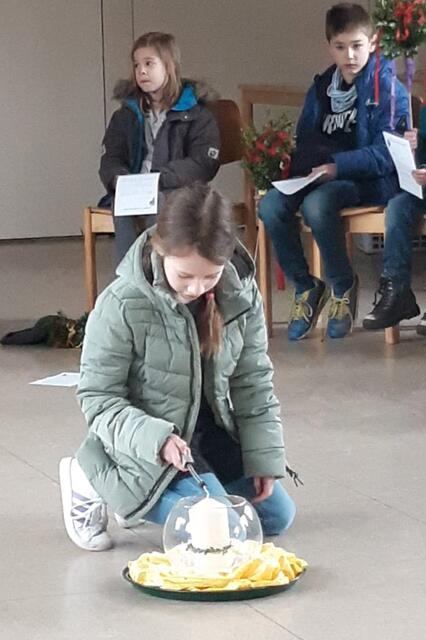 An Palmsonntag, 24. März, findet um 10 Uhr ein Palmstockbasteln im Johanneshaus statt mit anschließendem Wortgottesdienst. Lena Schmitz entzündet 2023 die „Jesus-Kerze“. | Foto: privat/pp/Agentur ProfiPress