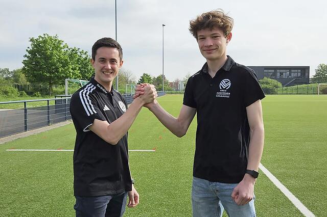 Drittliga-Schiedsrichter Nico Fuchs (l.) begleitete Schiedsrichter-Neuling Arne Lichtenhagen im Rahmen der Aktion „Profi wird Pate“ bei einem Spiel im Kreis Euskirchen.  | Foto: FVM