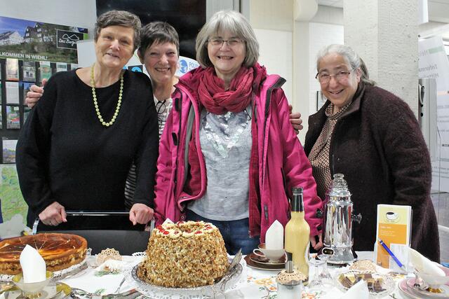 Das „Café Zeit“-Team mit Sandra Peifer, Daniela Fischer, Petra Holländer und Ellen Keller (v. r.) erinnerte an eine Kaffeetafel im Stil der 50er Jahre. | Foto: Stadt Wiehl