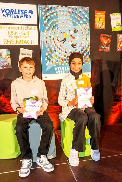 Strahlende Kinderaugen nach einem anstregenden Wettbewerb: Dana Bakr und Julian Unruh konnten sich beim Bezirksentscheid des Vorlesewettbewerbs für die nächste Runde qualifizieren. | Foto: Rheinbach liest