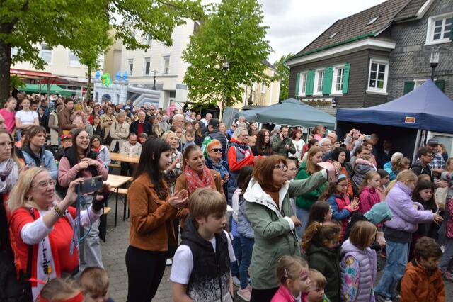 Viele Besucher schauten sich das Bühnenprogramm in der Kirchenkurve an.  | Foto: Ursula Willumat