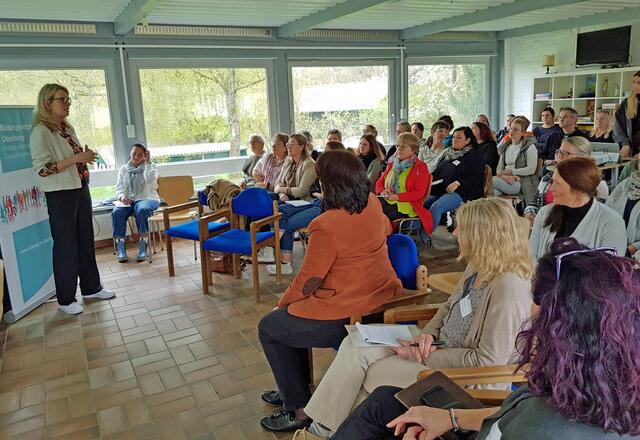 Kerstin Pack, Mitarbeiterin des Bildungsbüros Oberberg, begrüßte 42 Kitaleitungen beim Treffen des Arbeitskreises - dieses Mal auf dem Jungendzeltplatz Aggertal.  | Foto: OBK