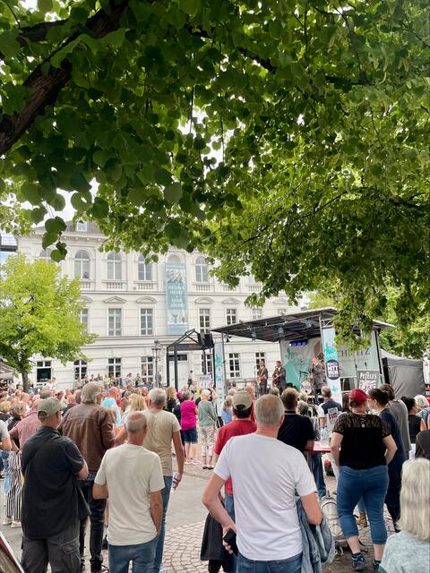 Die Veranstaltungsreihe Siegburg Sommer Live bietet in den Sommermonaten jeweils mittwochs im Herzen von Siegburg auf großer Bühne Rock- und Pop-Konzerte.  | Foto: Stadtmarketing Siegburg