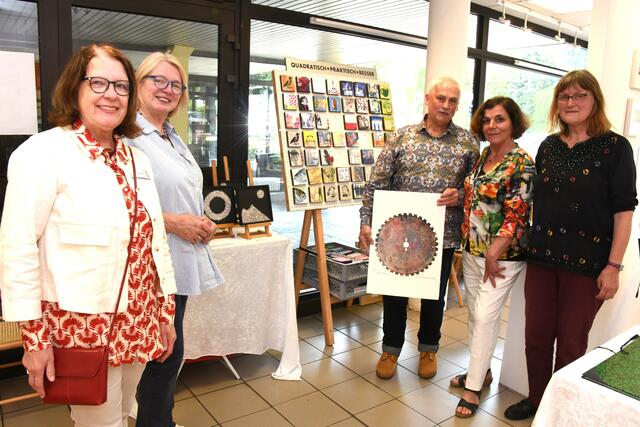 Doris Ohm präsentierte als Kunst geschreddertes Geld, Maria Kontz „Kunstpröbchen“ und Rainer Borhofen ein Edelstahl-Sägeblatt – Irene Gilles und Gitta Büsch vom Kunstverein Bad Godesberg sind ebenfalls mit verschiedenen Kunstwerken beim „PfingstKunstMark“ vertreten gewesen. | Foto: AS