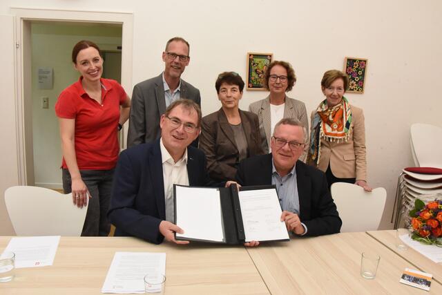 Caritasdirektor Jean-Pierre Schneider und der Vorstandsvorsitzende der Bürgerstiftung Rheinviertel, Dr. Hanns-Christoph Eiden, unterzeichneten im Beisein des Kaufmännischen Vorstand des Caritasverbands, Mark Keuthen,  der stellvertretenden Vorstandsvorsitzenden Dr. Maria Radloff, Koordinatorin Petra Banger, Melanie Kölschbach (Caritas-Pflegedienst) und  Christine Kiderlin (Vorstandsreferentin der Bürgerstiftung Rheinviertel) die Kooprerationsvereinbarung.  | Foto: AS