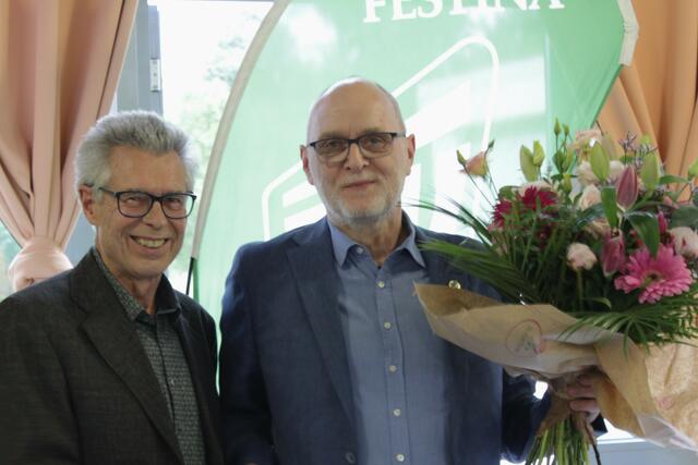 Werner Wallikewitz, Sprecher des Präsidiums, und der Geehrte Klaus- Jürgen Eggert (von links).  | Foto: Brühler Turnverein