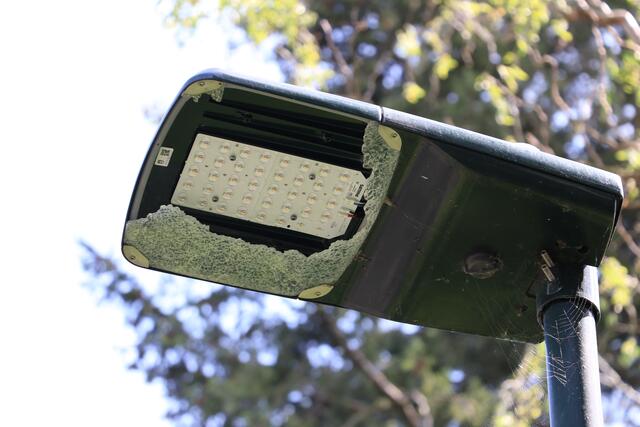 Mindestens 24 moderne LED-Leuchten haben Unbekannte in Sindorf in ihrer Zerstörungswut unbrauchbar gemacht. | Foto: Zingsheim