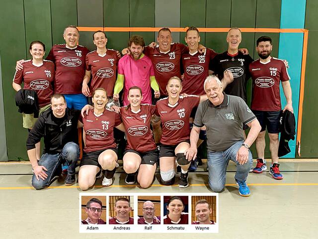 Das Volleyball-Hobby-Mixed-Erfolgsteam der SGE: (hinten v.l.) Christin, Andreas (Metti), Tonia, Seb, „Spritti“, Thomas, Micky, Farok, (vorne v.l.) Basti, Katha, Julia, Schmone und Trainer Gert sowie die bei der Aufnahme fehlenden Adam, Andreas, Ralf, Schmatu und Wayne. | Foto: SGE